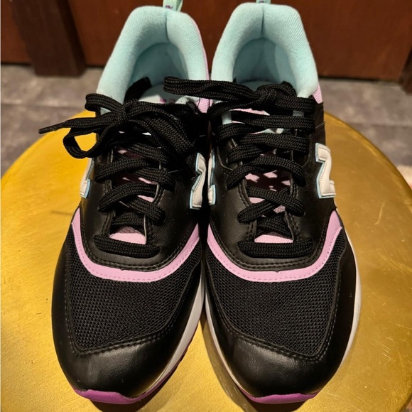 Woman’s Colorblock New Balance - Picture 2 of 4